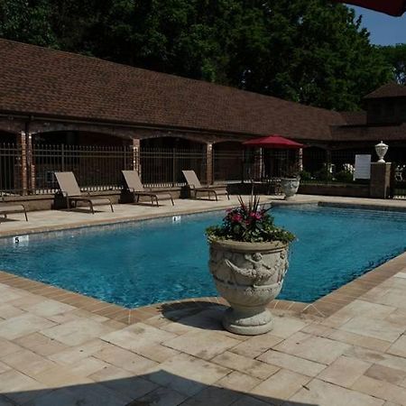 Chalet Inn & Suites Centerport Εξωτερικό φωτογραφία