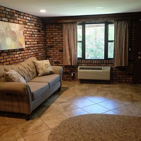 Chalet Inn & Suites Centerport Εξωτερικό φωτογραφία