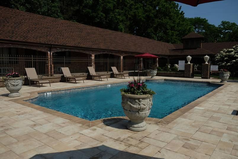 Chalet Inn & Suites Centerport Εξωτερικό φωτογραφία