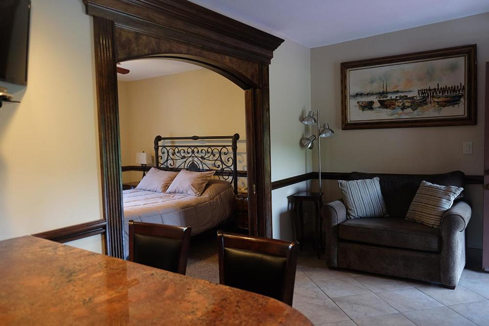 Chalet Inn & Suites Centerport Εξωτερικό φωτογραφία