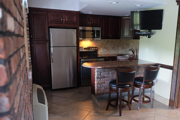 Chalet Inn & Suites Centerport Εξωτερικό φωτογραφία