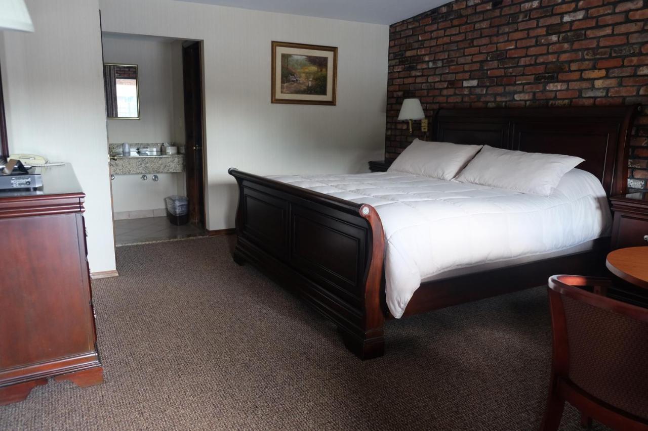 Chalet Inn & Suites Centerport Εξωτερικό φωτογραφία