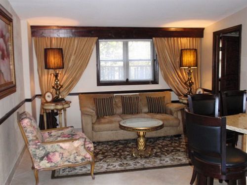 Chalet Inn & Suites Centerport Εξωτερικό φωτογραφία