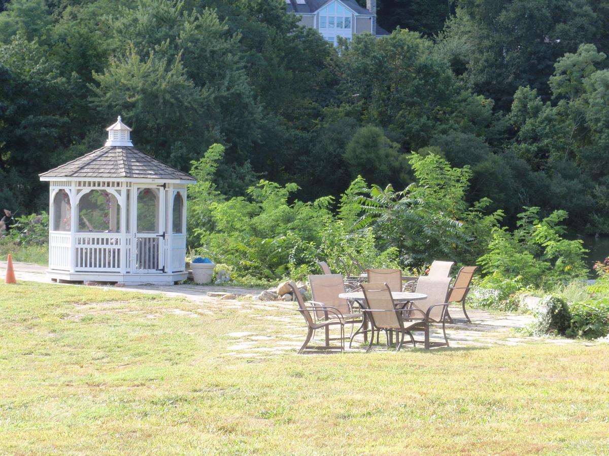 Chalet Inn & Suites Centerport Εξωτερικό φωτογραφία