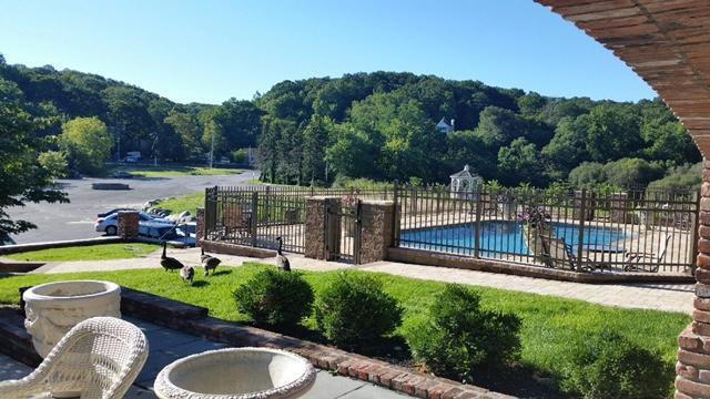 Chalet Inn & Suites Centerport Εξωτερικό φωτογραφία