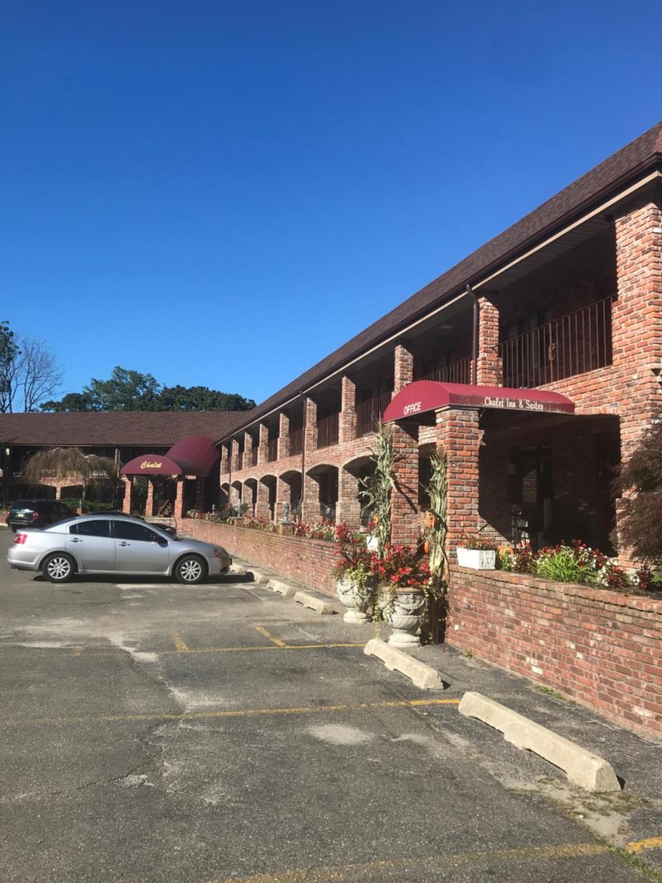 Chalet Inn & Suites Centerport Εξωτερικό φωτογραφία